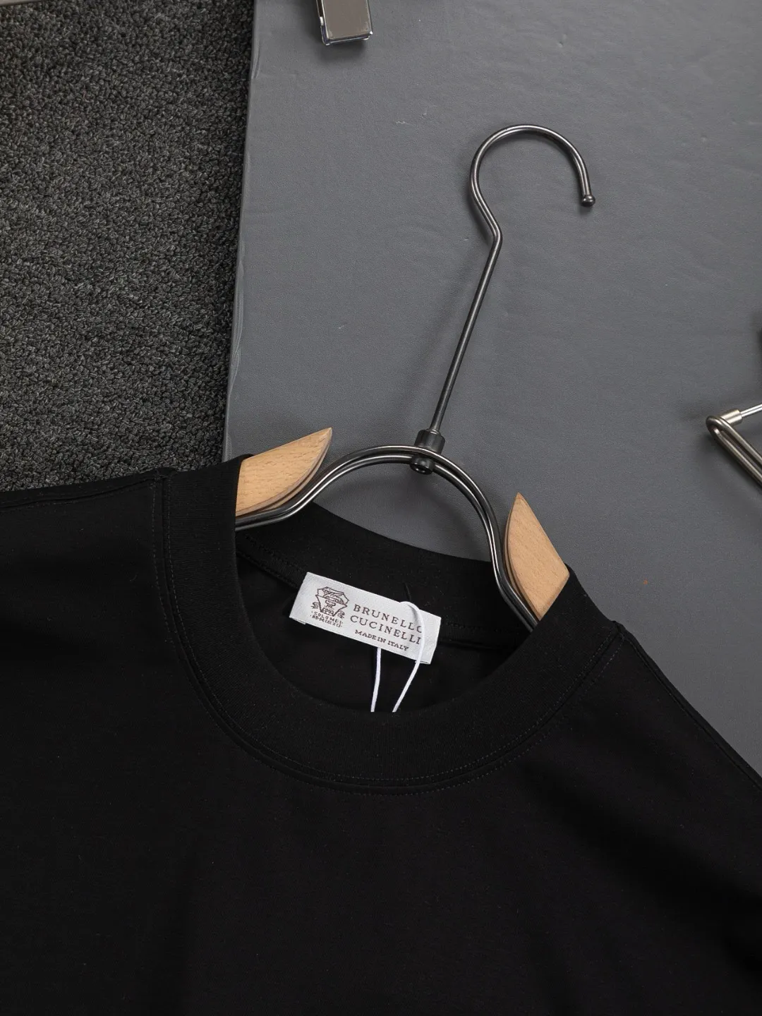 BRUNELLO CUCINELLI Brunello Cucinelli counter Same Style round neck short-sleeved T-shirt customized cotton fabric! Designed with brand logo leather tag! Strong three-dimensional effect! The overall highly breathable and soft texture is more prominent, and the full cotton texture induces extreme comfort. A must-have item for Premium people, complete with original accessories and accessories! Same Style for men and women! Color: Black White Size: S-xx L